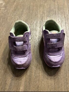 Saucony shoes For Girls, Size 6M, Color Lilac, Velcro.